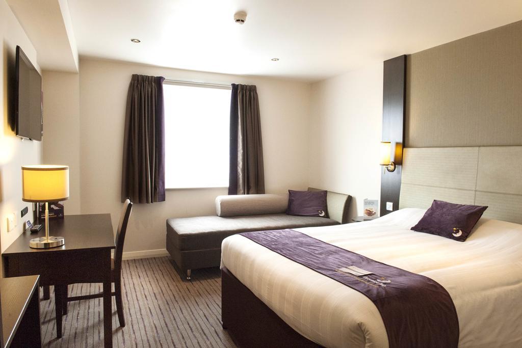 Premier Inn Basingstoke West Eksteriør billede